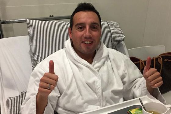 santi-cazorla-after-surgery